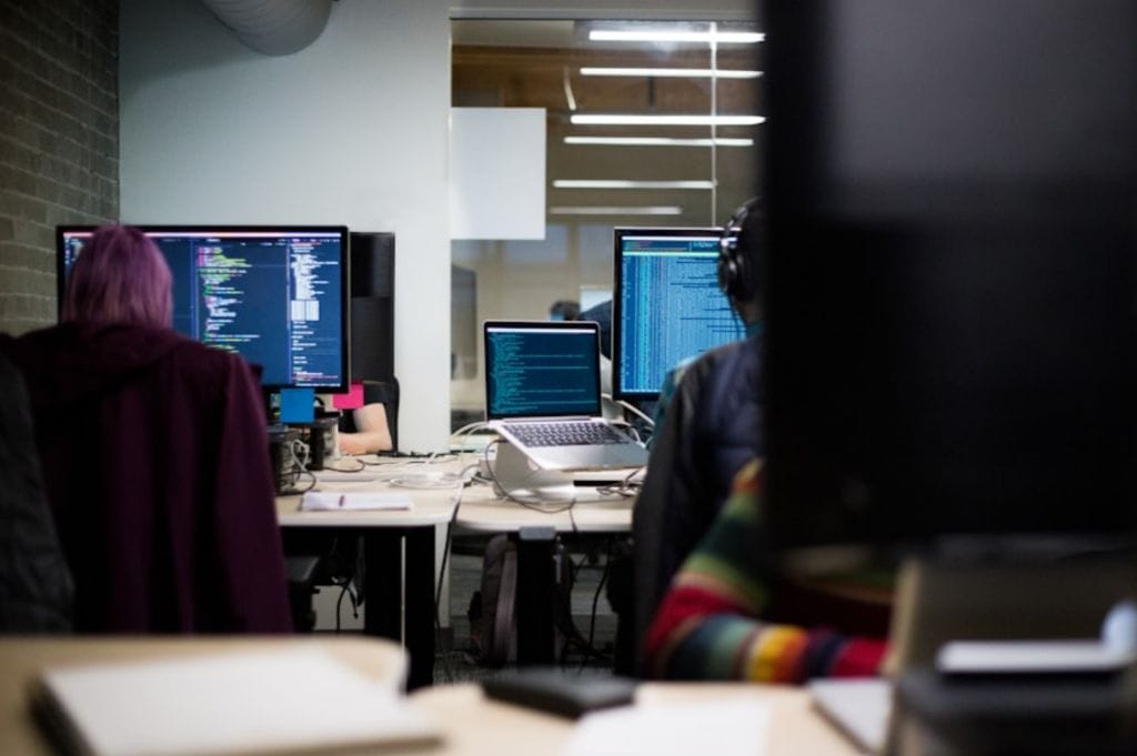 La época dorada del software español - Programadores en oficina
