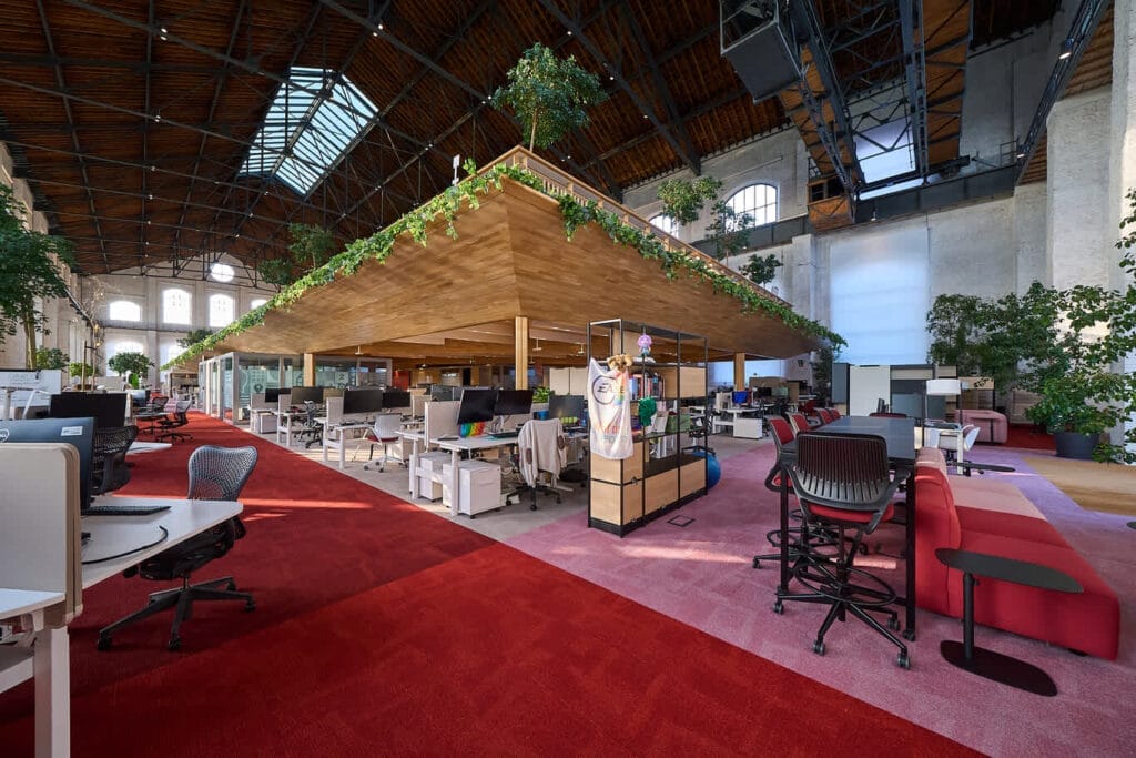 Primer Semestre de 2025 en la Industria del Videojuego Español Vista interior de la oficina de Electronic Arts en Madrid, mostrando su distribución de planta abierta y elementos de diseño biofílico.