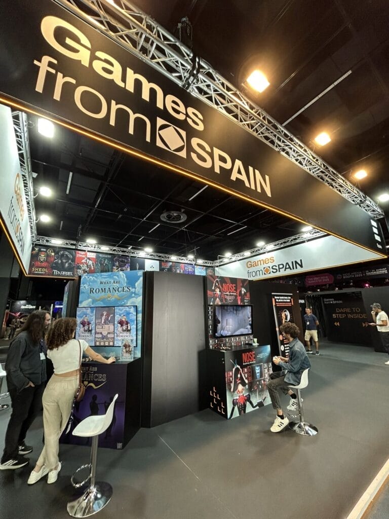 Análisis Industria videojuego España 11 Agosto – 25 Agosto 2025: Vista del pabellón español en la feria Gamescom, lleno de gente y pantallas mostrando videojuegos.