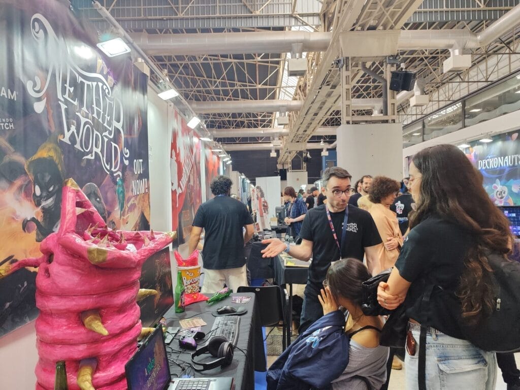 Análisis Semanal Industria videojuego España 6 Octubre a 12 Octubre 2025: Profesionales del videojuego sentados en mesas manteniendo reuniones de negocios en un área designada del BCN Game Fest 2025.